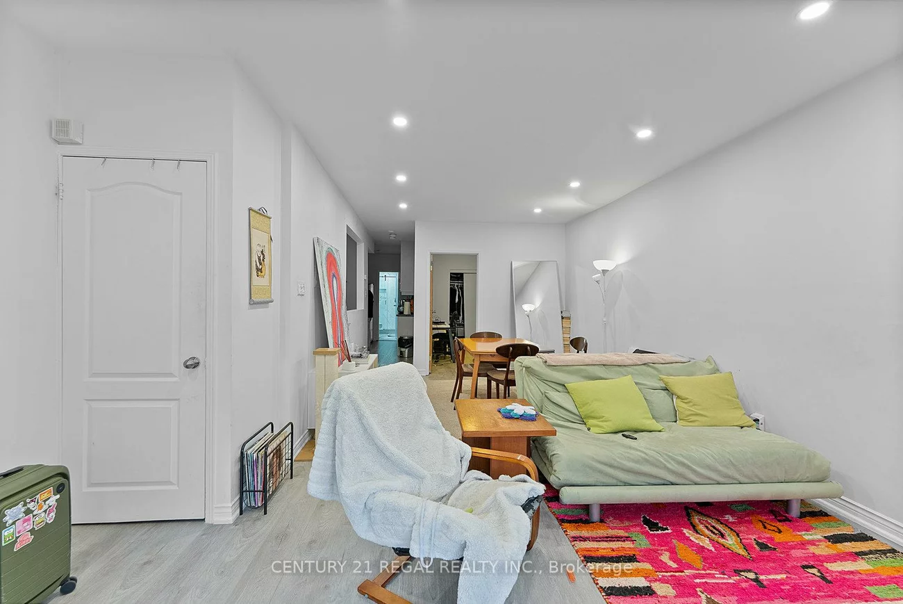 1664, Queen, Roncesvalles, Toronto