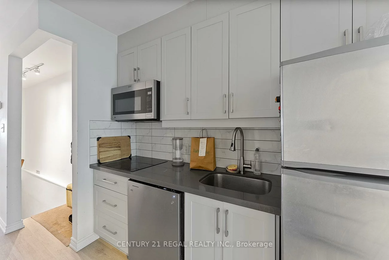 1664, Queen, Roncesvalles, Toronto