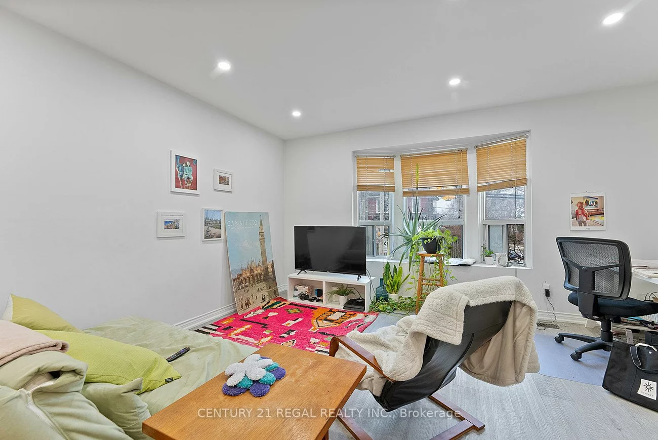 1664, Queen, Roncesvalles, Toronto