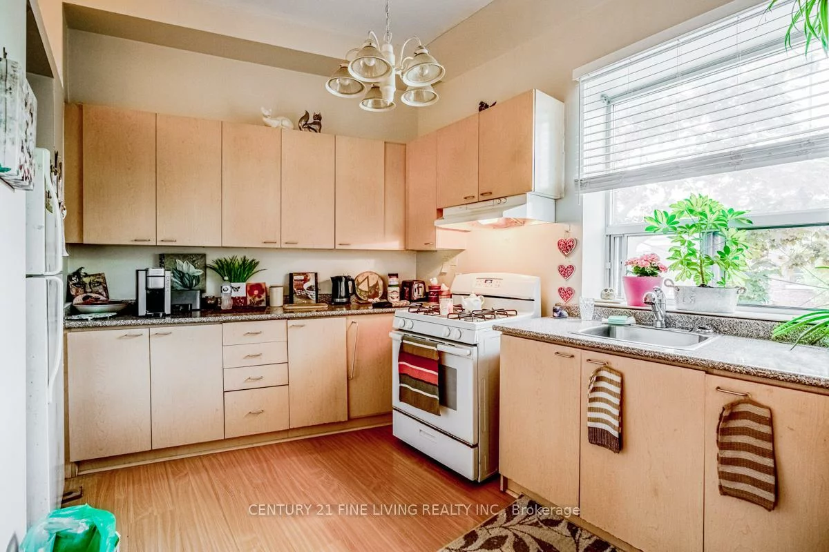 3048, Dundas, Junction Area, Toronto