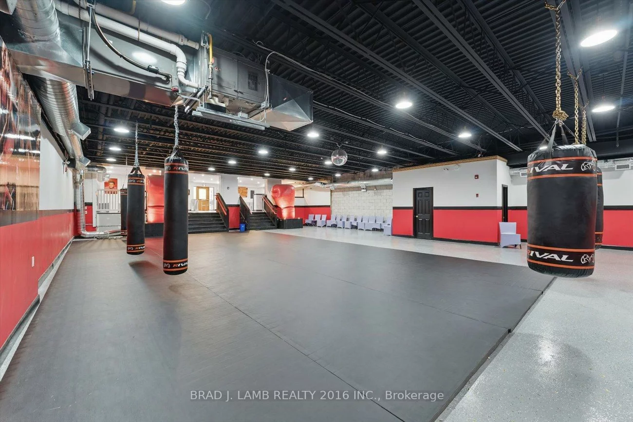 2261, Dundas, Roncesvalles, Toronto