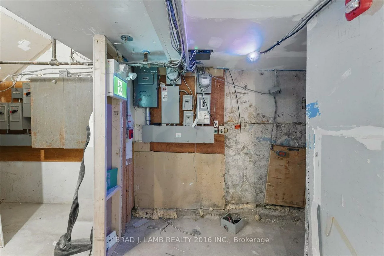 2261, Dundas, Roncesvalles, Toronto