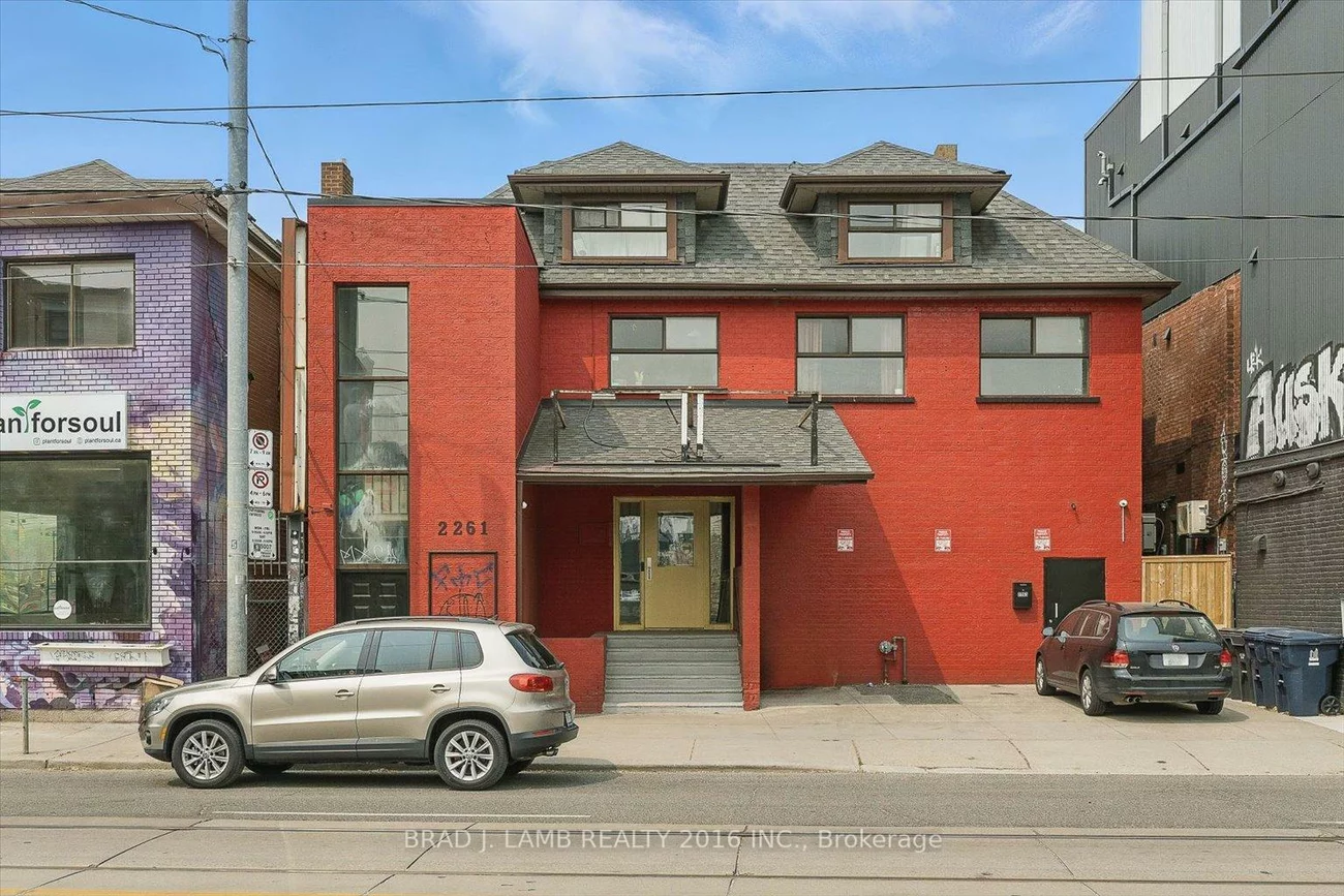 2261, Dundas, Roncesvalles, Toronto