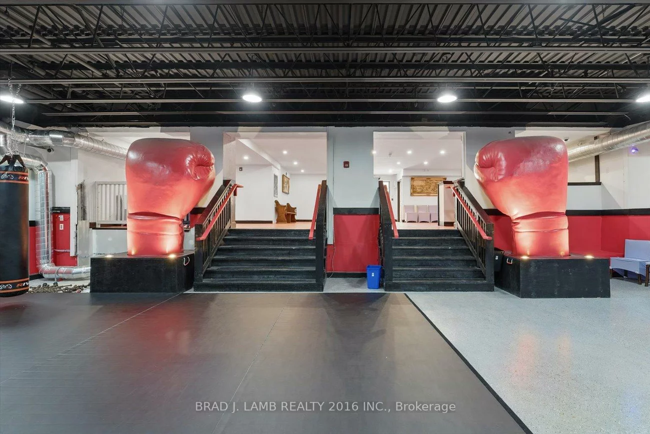 2261, Dundas, Roncesvalles, Toronto