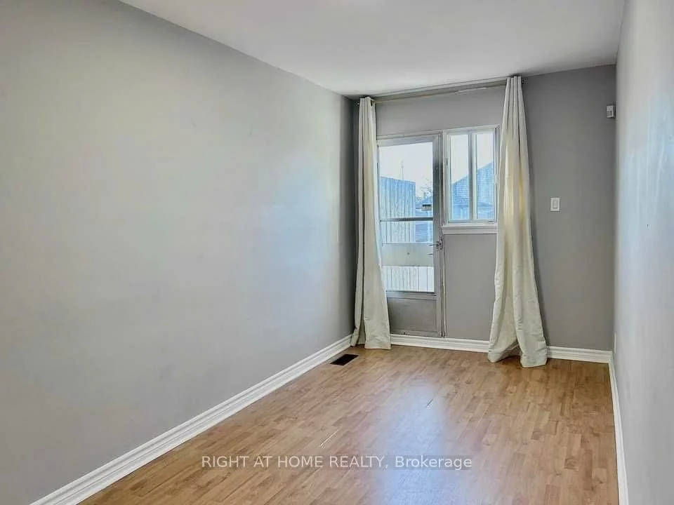 902, Wilson, Downsview-Roding-CFB, Toronto