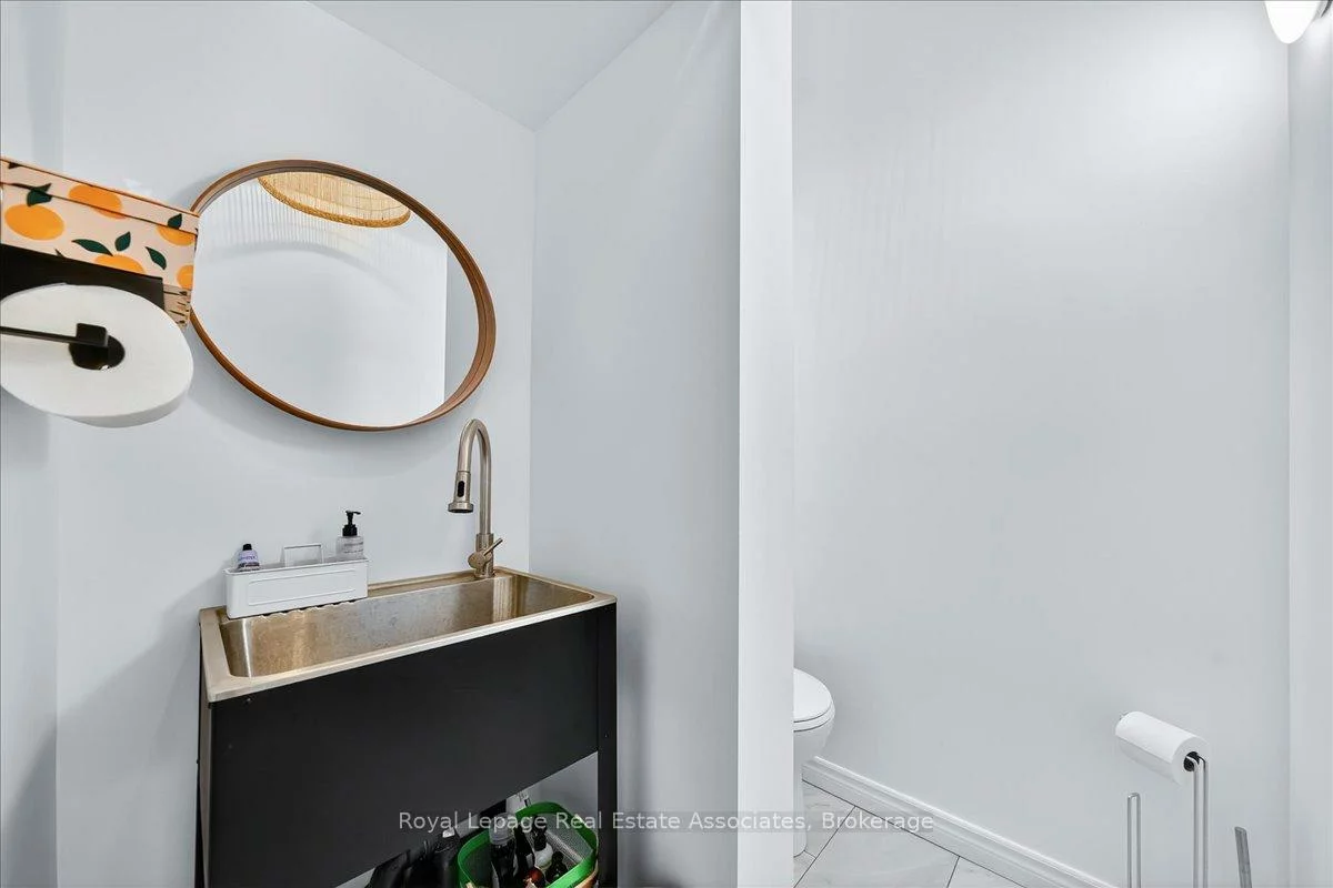 1640, Queen, Roncesvalles, Toronto