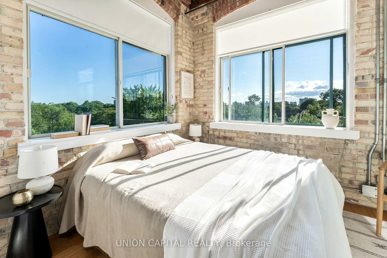 24, Noble, Roncesvalles, Toronto