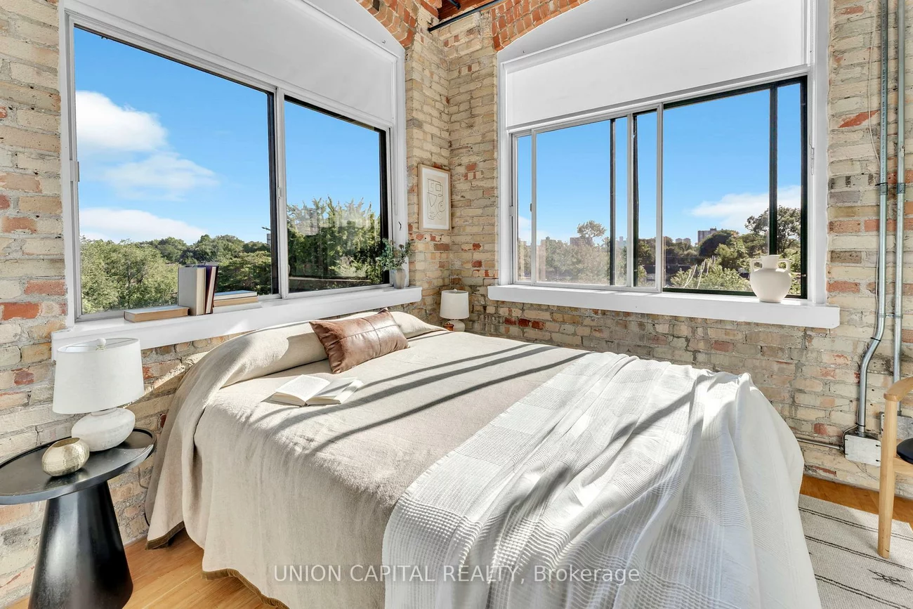 24, Noble, Roncesvalles, Toronto