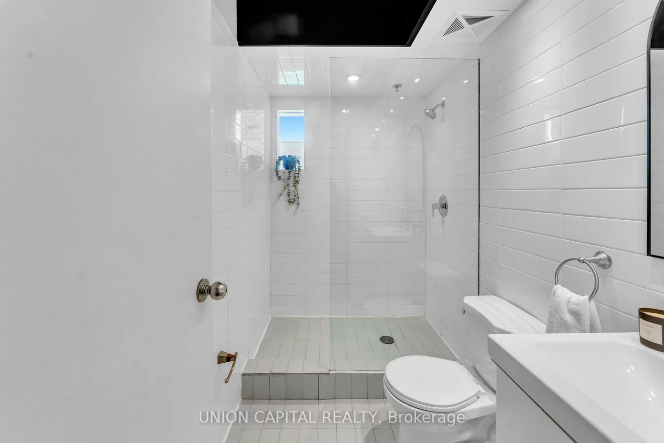 24, Noble, Roncesvalles, Toronto