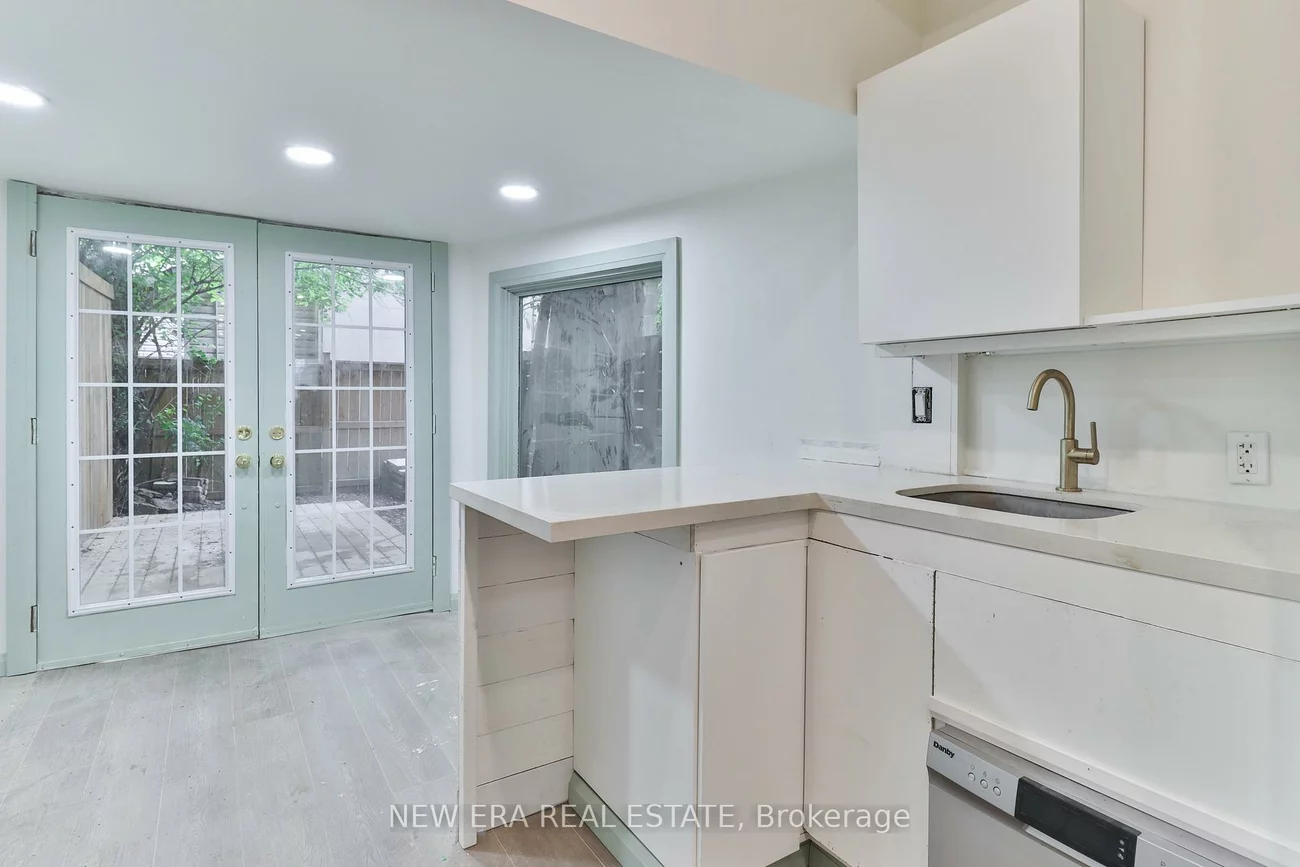 990, Dovercourt, Dovercourt-Wallace Emerson-Junction, Toronto