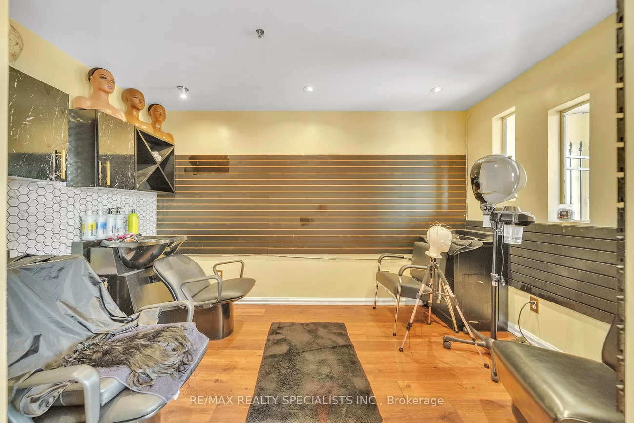 6923, Steeles, West Humber-Clairville, Toronto