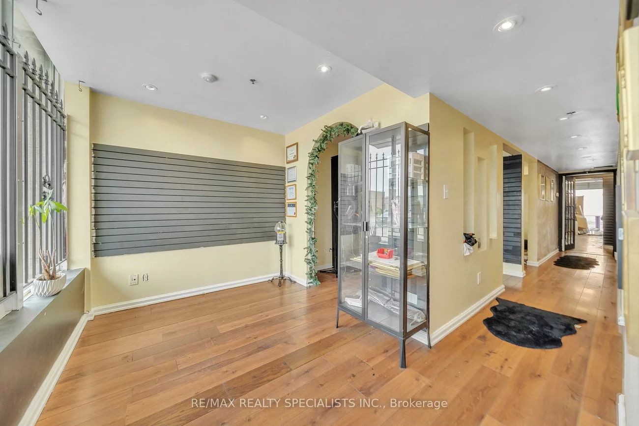 6923, Steeles, West Humber-Clairville, Toronto