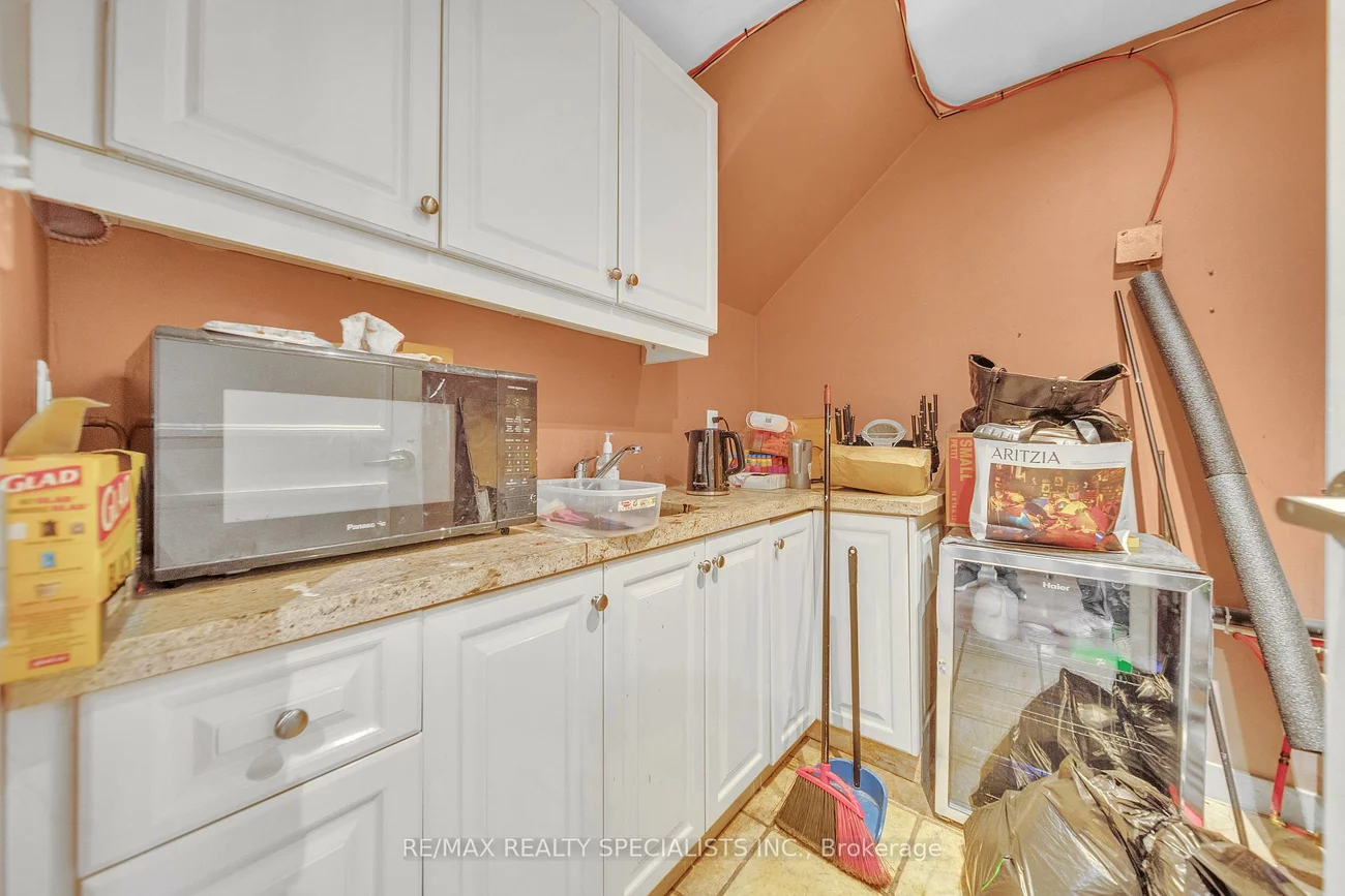 6923, Steeles, West Humber-Clairville, Toronto