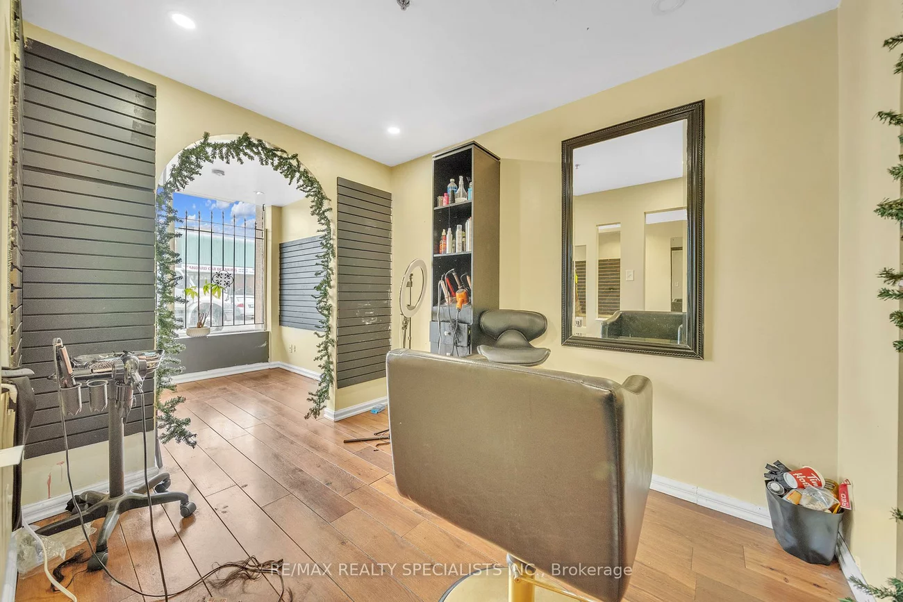 6923, Steeles, West Humber-Clairville, Toronto