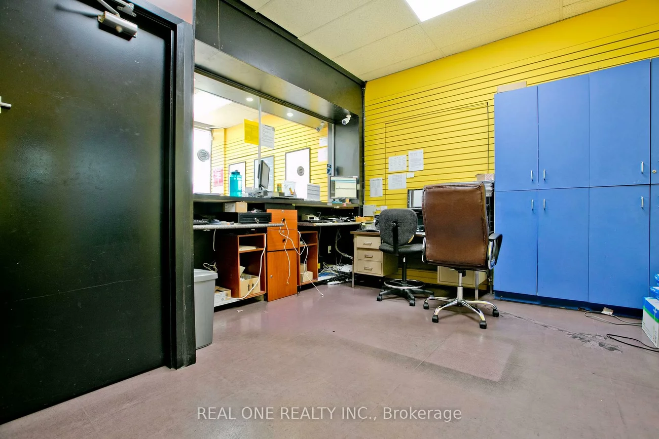 1702, Jane, Weston, Toronto