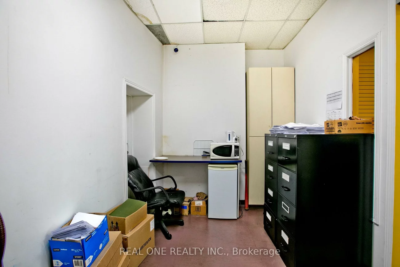 1702, Jane, Weston, Toronto