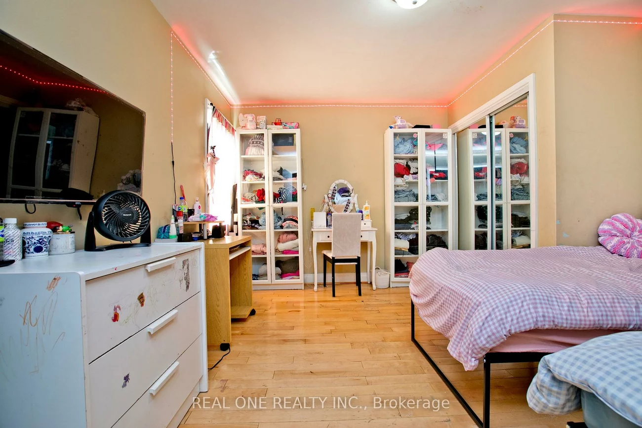 1702, Jane, Weston, Toronto