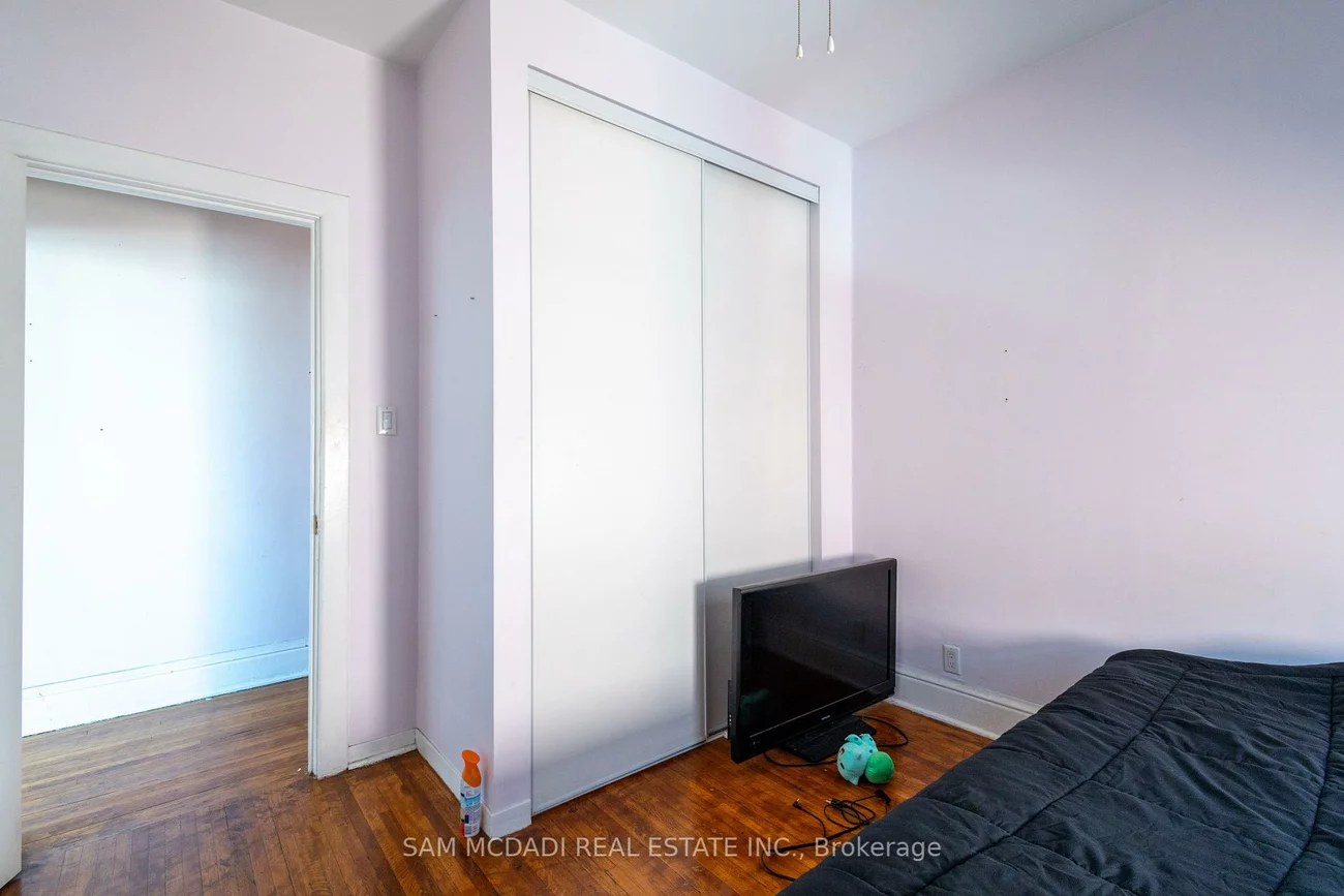 1212, Dufferin, Dovercourt-Wallace Emerson-Junction, Toronto