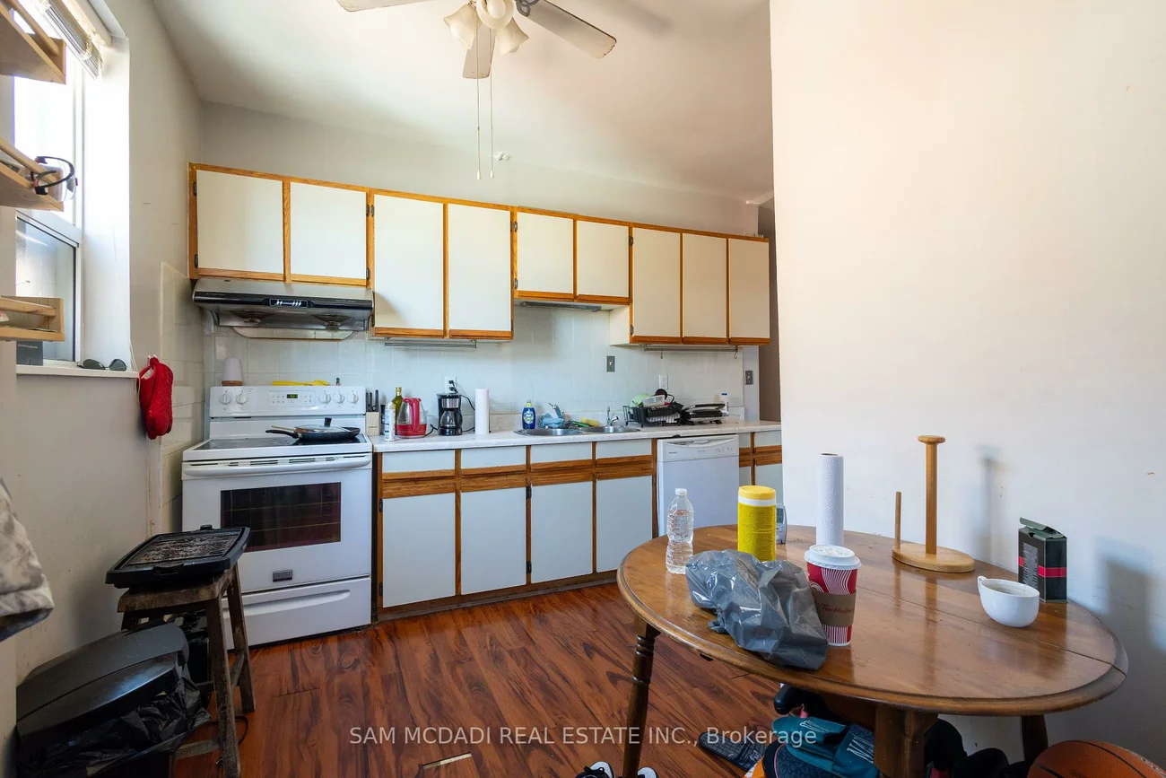 1212, Dufferin, Dovercourt-Wallace Emerson-Junction, Toronto