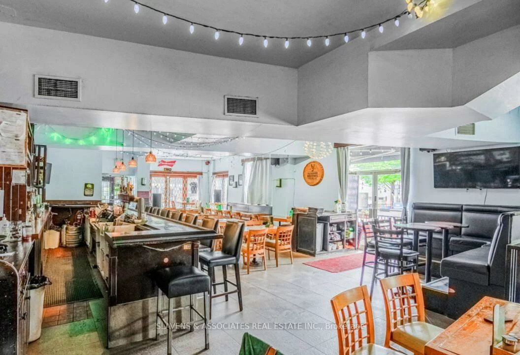 3048, Dundas, Junction Area, Toronto