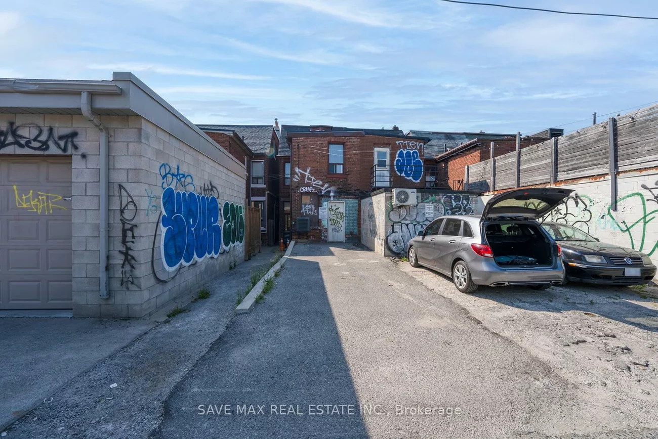 910, Bloor, Dovercourt-Wallace Emerson-Junction, Toronto