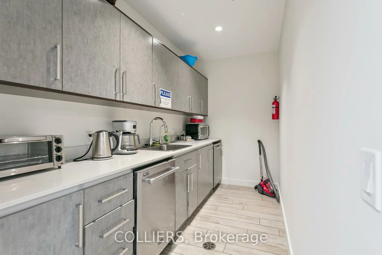 2926, Dundas, Junction Area, Toronto
