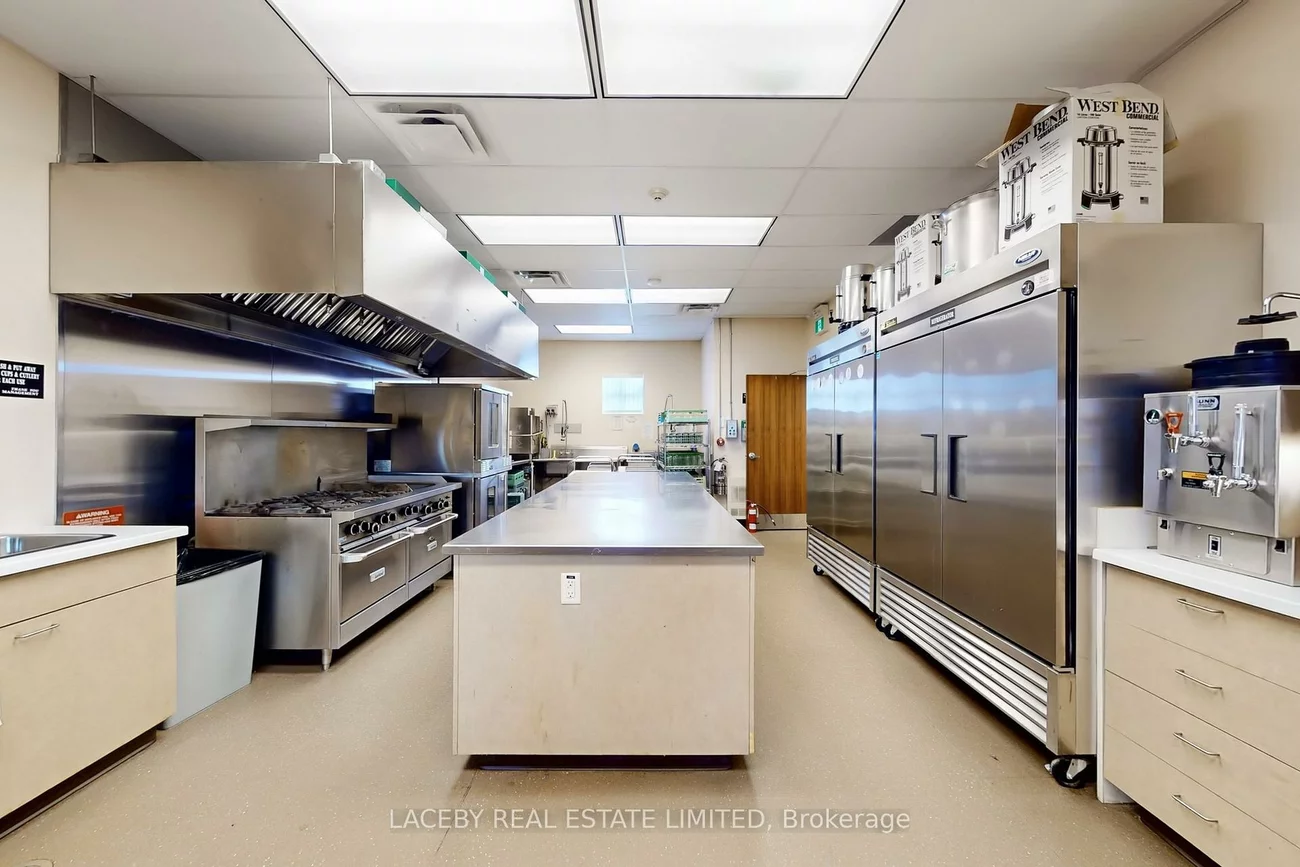 124-126, Queen's Plate, West Humber-Clairville, Toronto