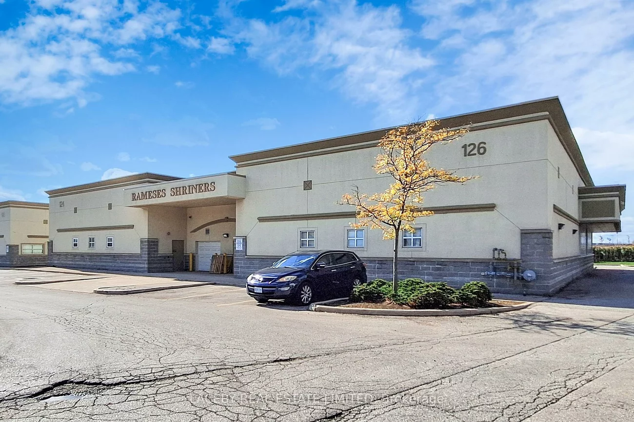 124-126, Queen's Plate, West Humber-Clairville, Toronto