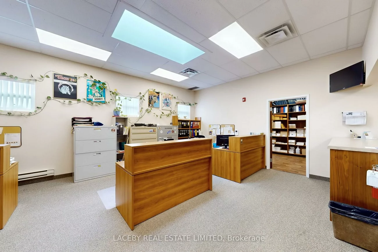 124-126, Queen's Plate, West Humber-Clairville, Toronto