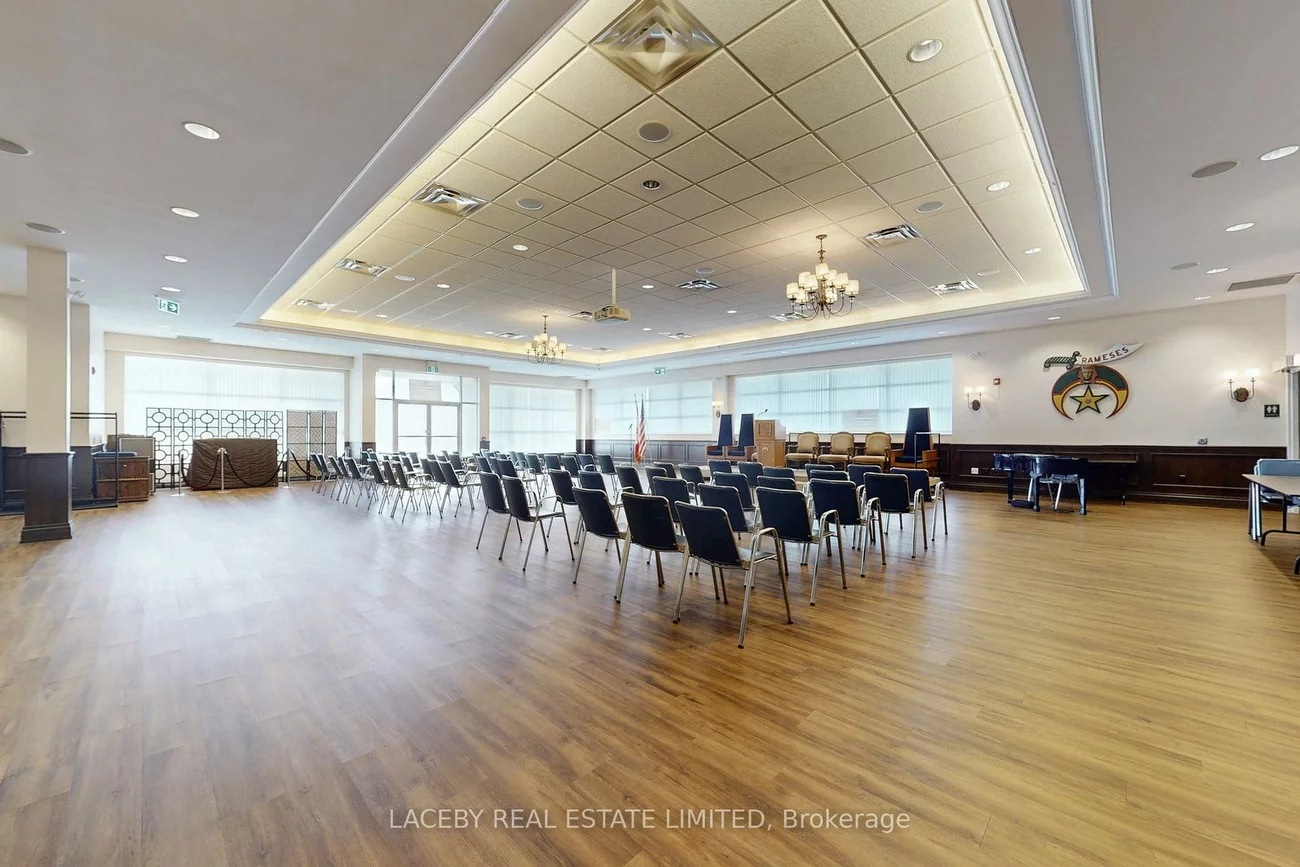 124-126, Queen's Plate, West Humber-Clairville, Toronto