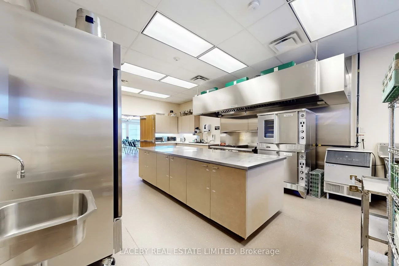 124-126, Queen's Plate, West Humber-Clairville, Toronto