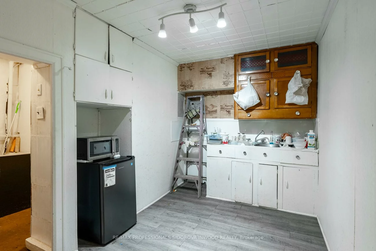 1665, Bloor, High Park-Swansea, Toronto