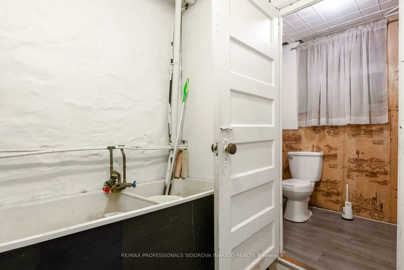 1665, Bloor, High Park-Swansea, Toronto