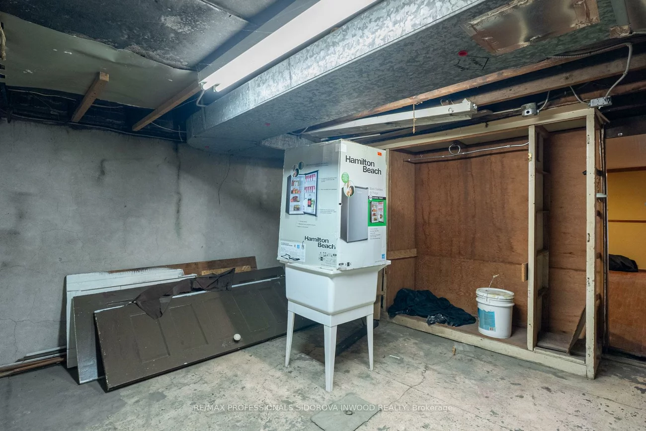 1665, Bloor, High Park-Swansea, Toronto