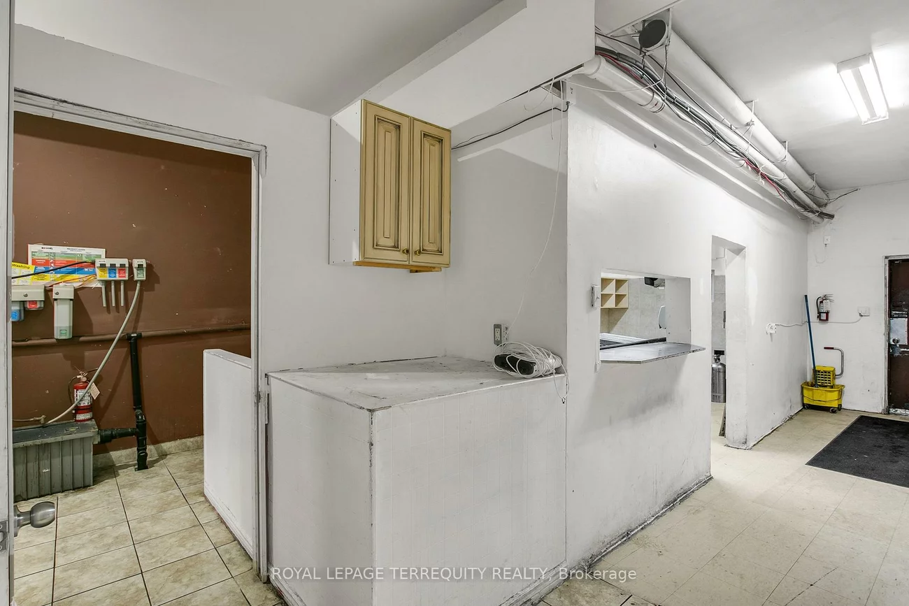 1680, St Clair, Weston-Pellam Park, Toronto