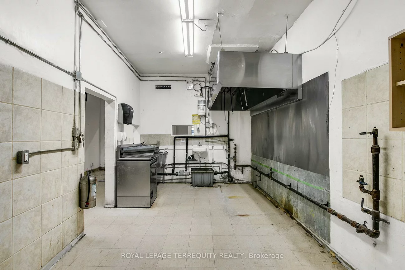 1680, St Clair, Weston-Pellam Park, Toronto