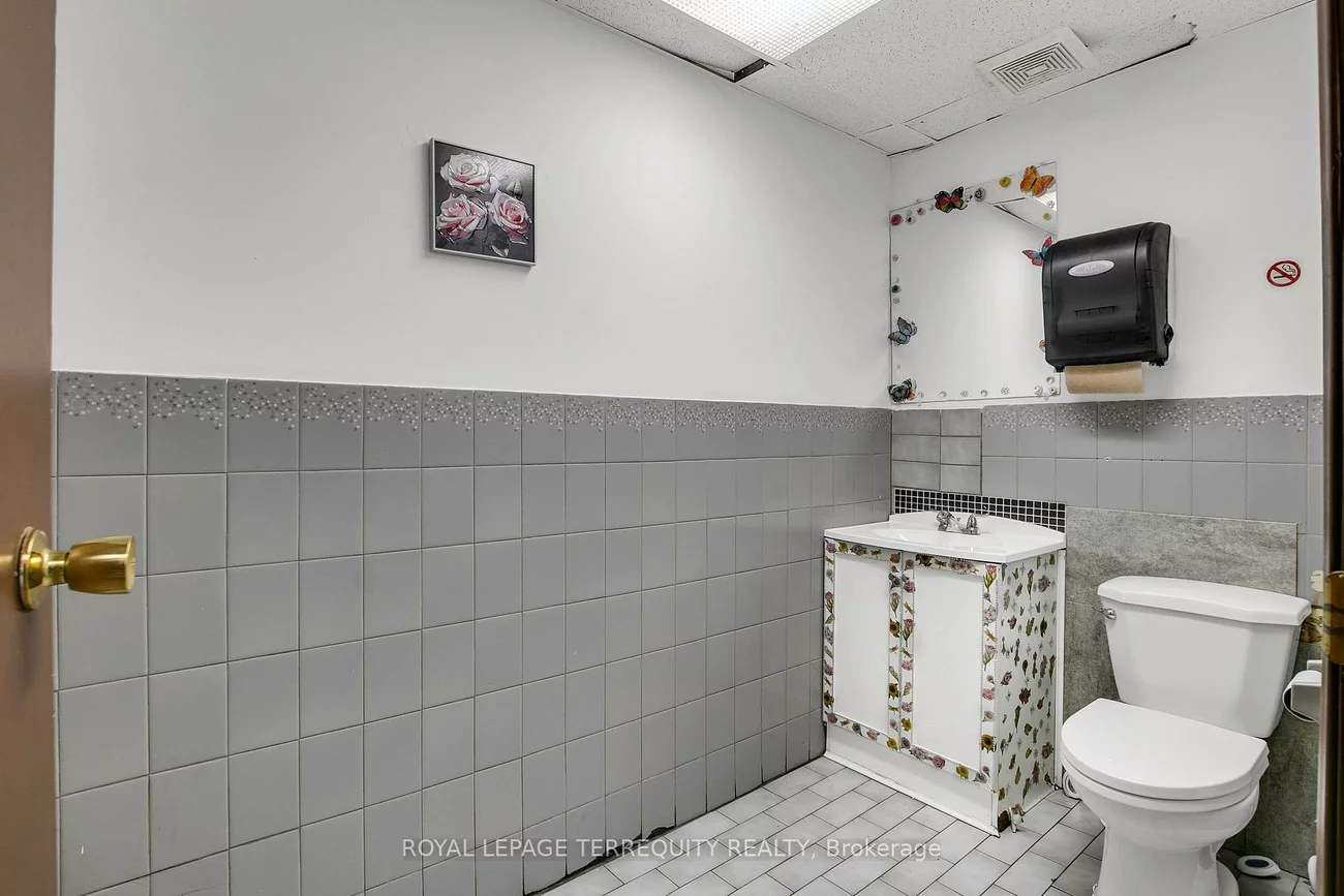 1680, St Clair, Weston-Pellam Park, Toronto