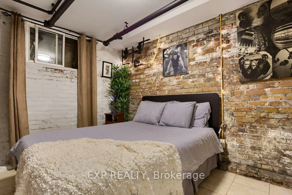 2480, Dundas, High Park North, Toronto