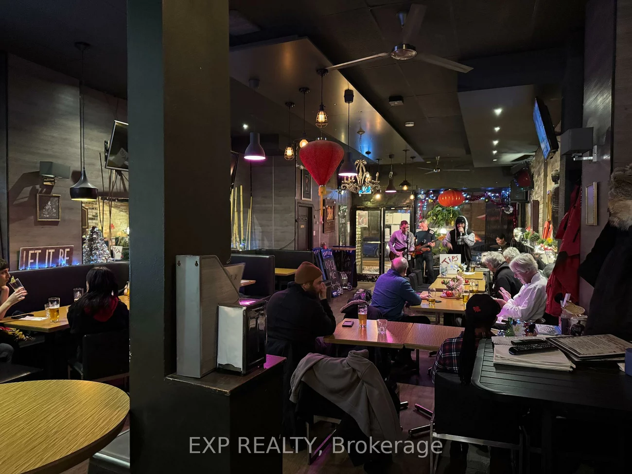 1384, Queen, Roncesvalles, Toronto