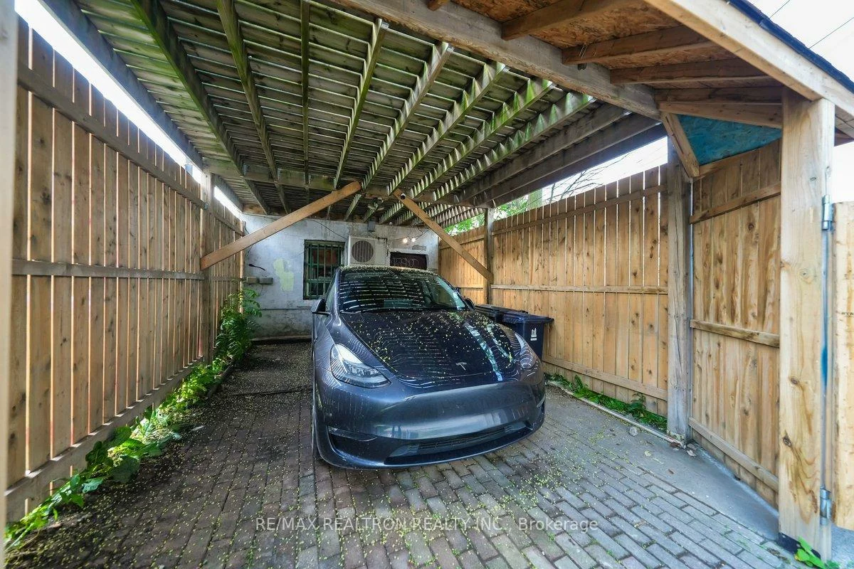 1640, Queen, Roncesvalles, Toronto