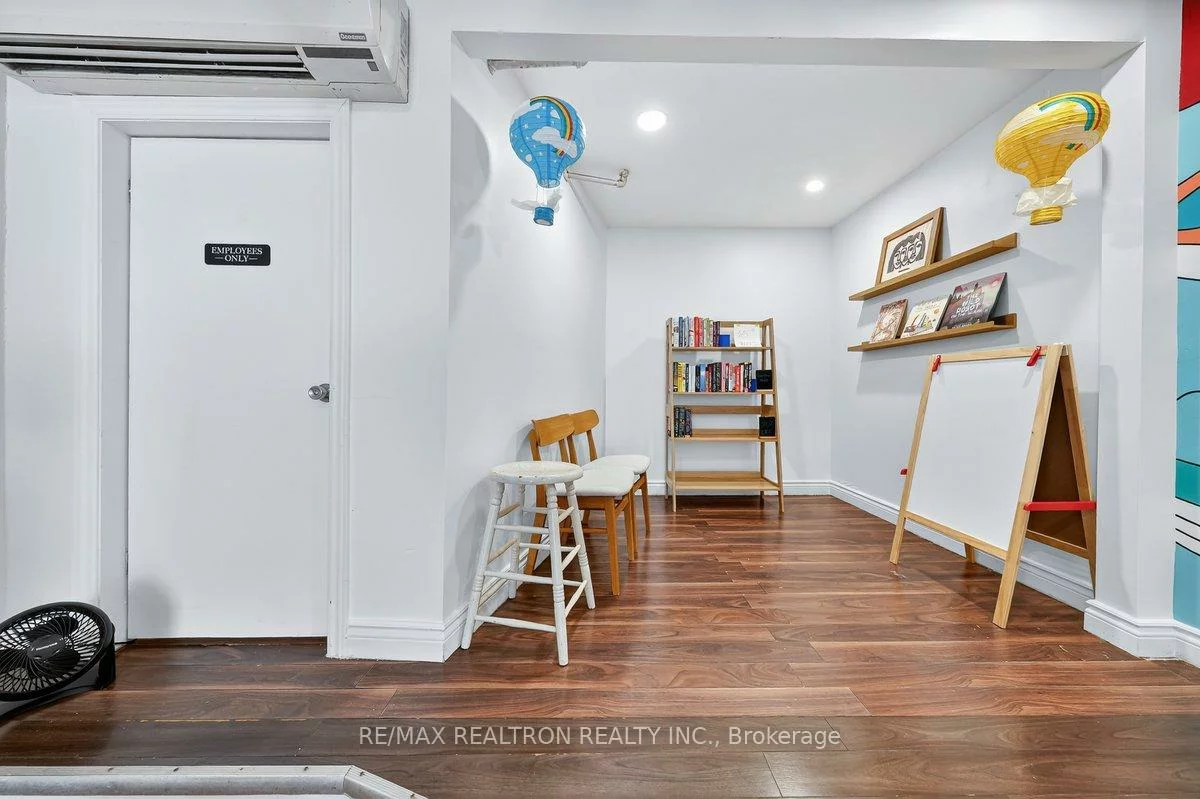 1640, Queen, Roncesvalles, Toronto