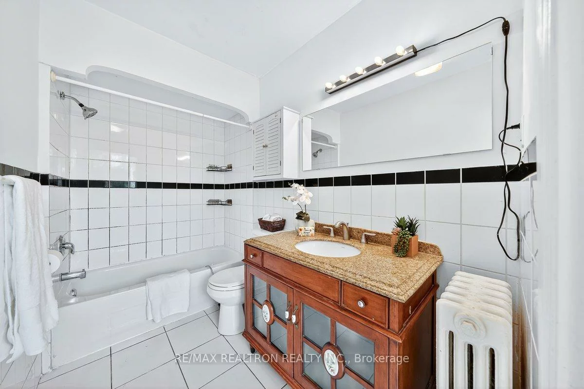 1640, Queen, Roncesvalles, Toronto