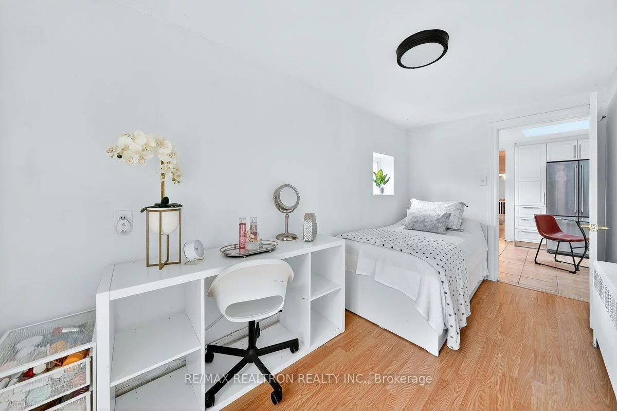 1640, Queen, Roncesvalles, Toronto