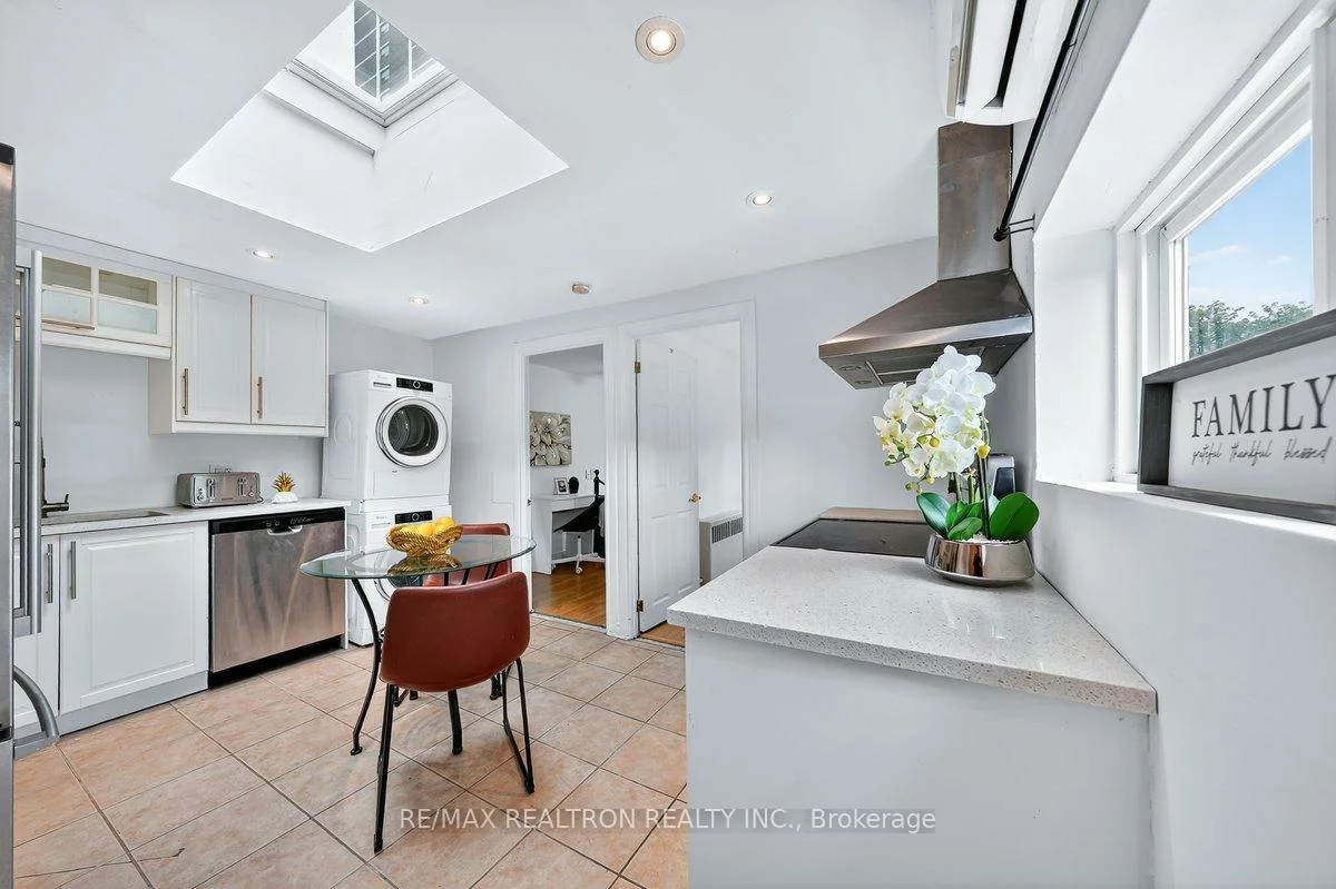 1640, Queen, Roncesvalles, Toronto