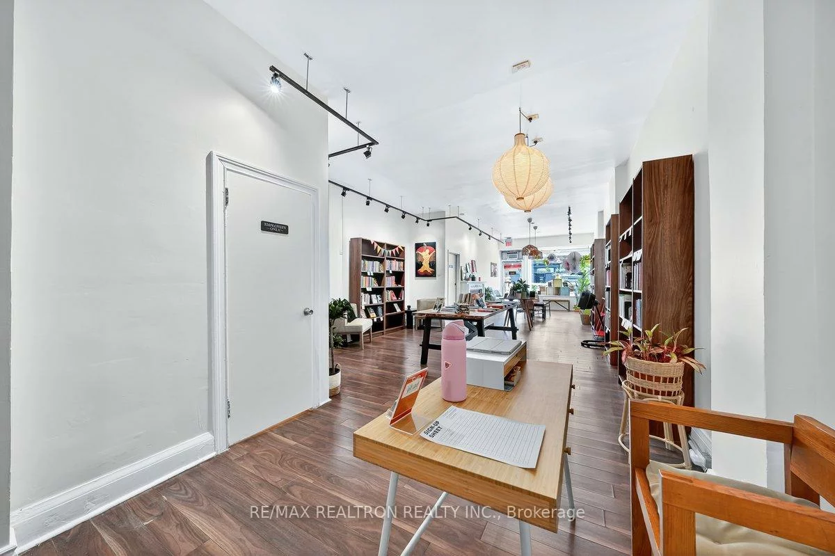 1640, Queen, Roncesvalles, Toronto