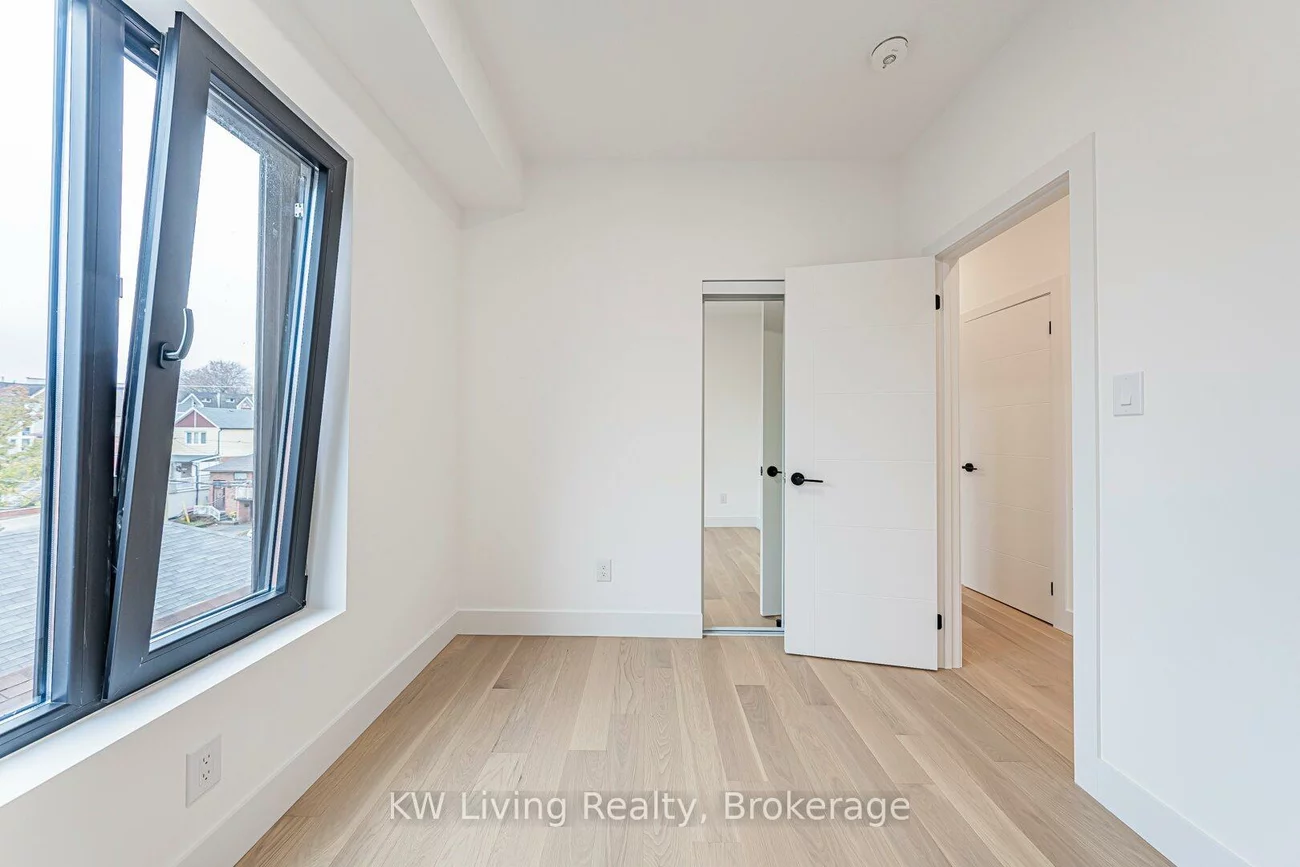 14, Holmesdale, Caledonia-Fairbank, Toronto