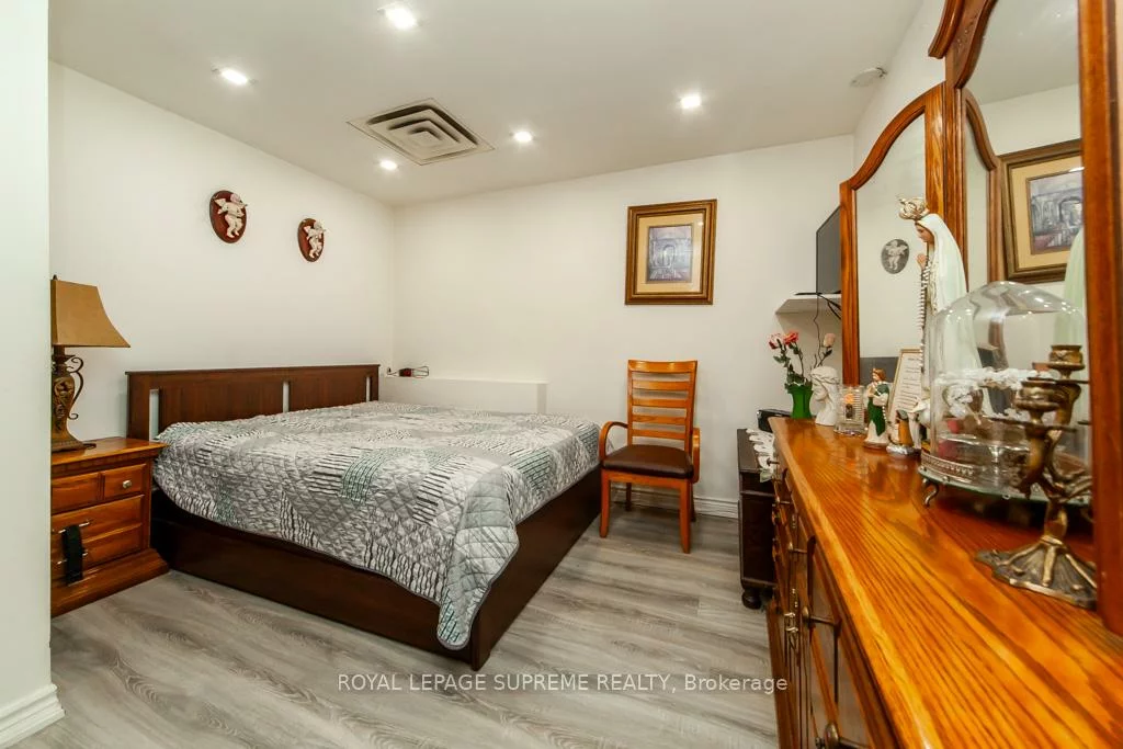 529, Rogers, Keelesdale-Eglinton West, Toronto