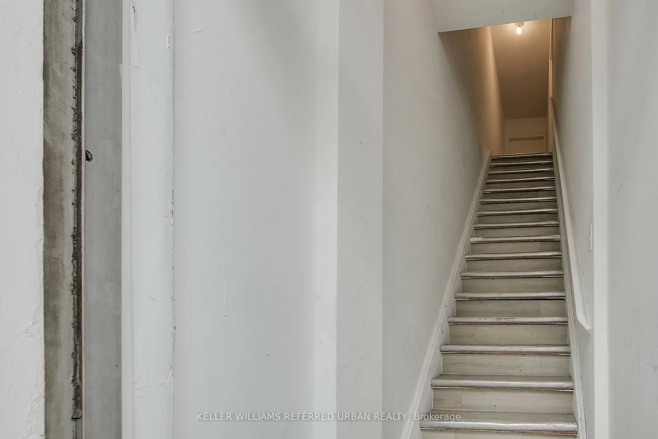 1696, Queen, Roncesvalles, Toronto