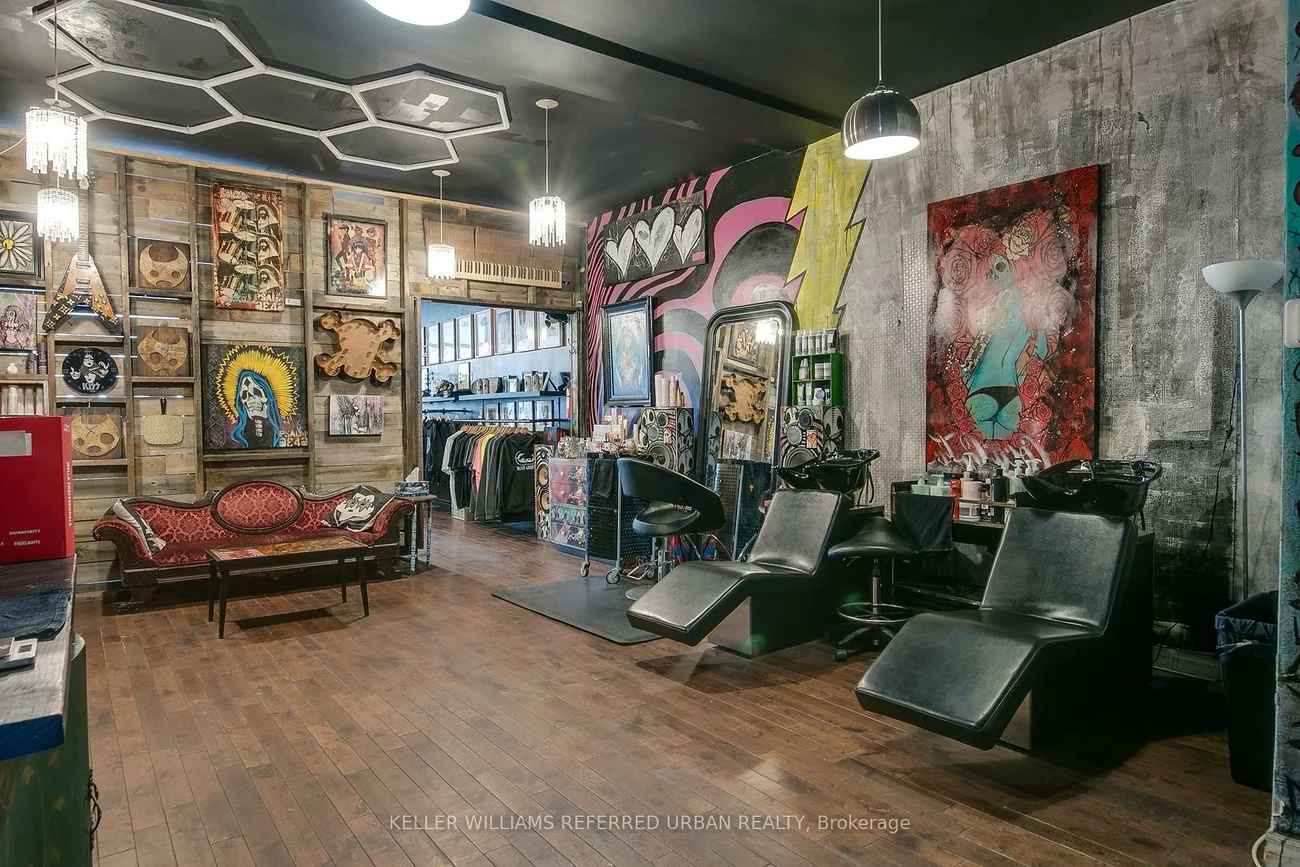 1696, Queen, Roncesvalles, Toronto