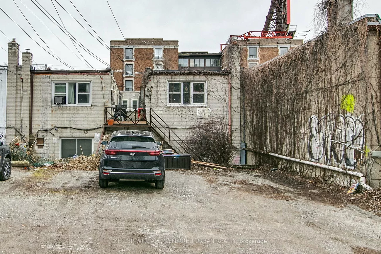 1696, Queen, Roncesvalles, Toronto